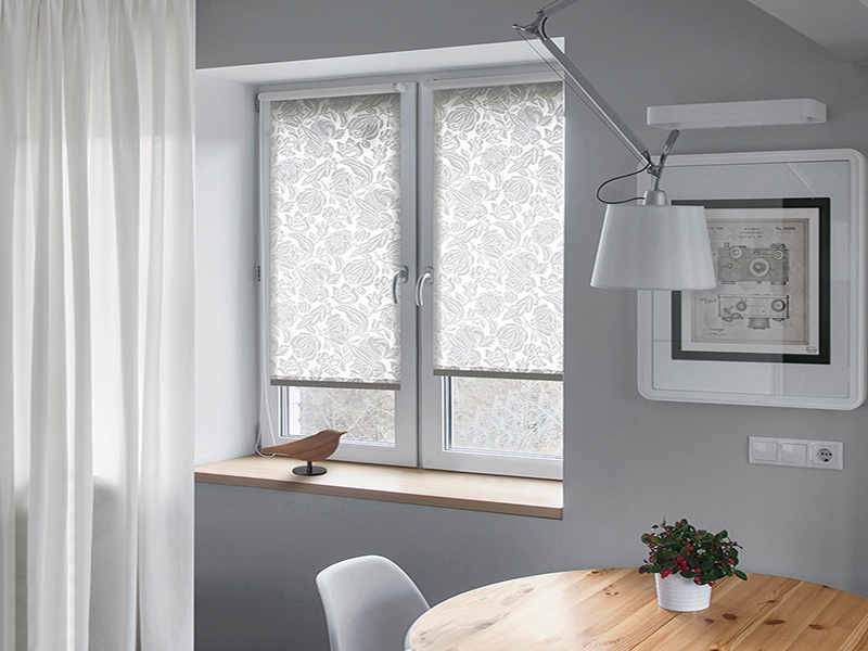Монтаж рулонной шторы на створку окна - изображение 1 - заказать онлайн в салоне штор Benone в Москве и МО